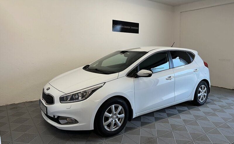 Vit Begagnad 2014 Kia Ceed Comfort Halvkombi | 109 900 kr (Lite dyr) - Bild 1/4