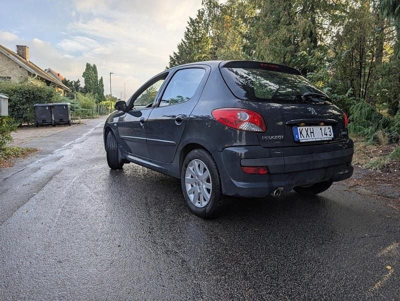 Grå Begagnad 2010 Peugeot 206+ Halvkombi | 22 000 kr (Bra pris) - Bild 1/4
