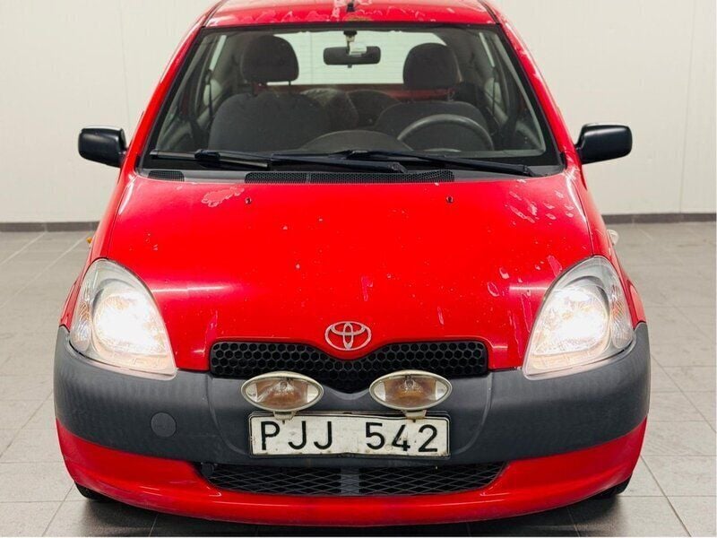Röd Begagnad 2003 Toyota Yaris Halvkombi | 6 900 kr (Bra pris) - Bild 1/4