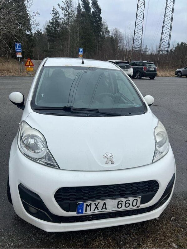 Vit Begagnad 2012 Peugeot 107 Halvkombi | 17 000 kr (Marknadspris) - Bild 1/4