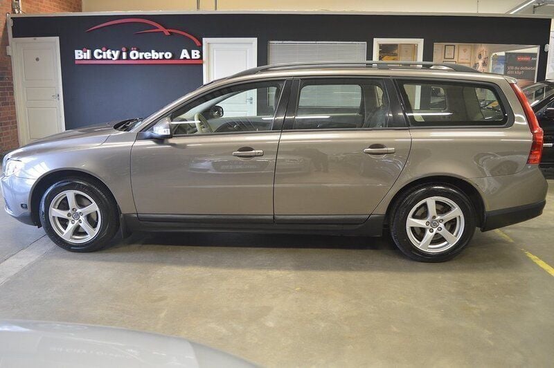 Grå Begagnad 2008 Volvo V70 Kombi | 84 900 kr (Lite dyr) - Bild 1/4