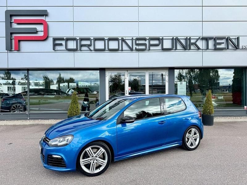 Ljusblå Begagnad 2011 VW Golf VII R Halvkombi | 169 000 kr (Marknadspris) - Bild 1/4