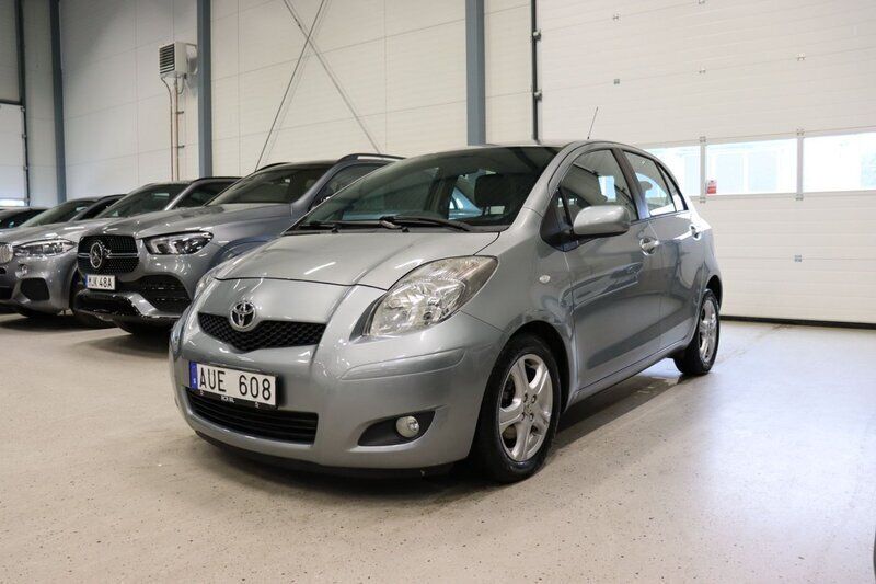 Grå Begagnad 2011 Toyota Yaris Halvkombi | 59 800 kr (Marknadspris) - Bild 1/4