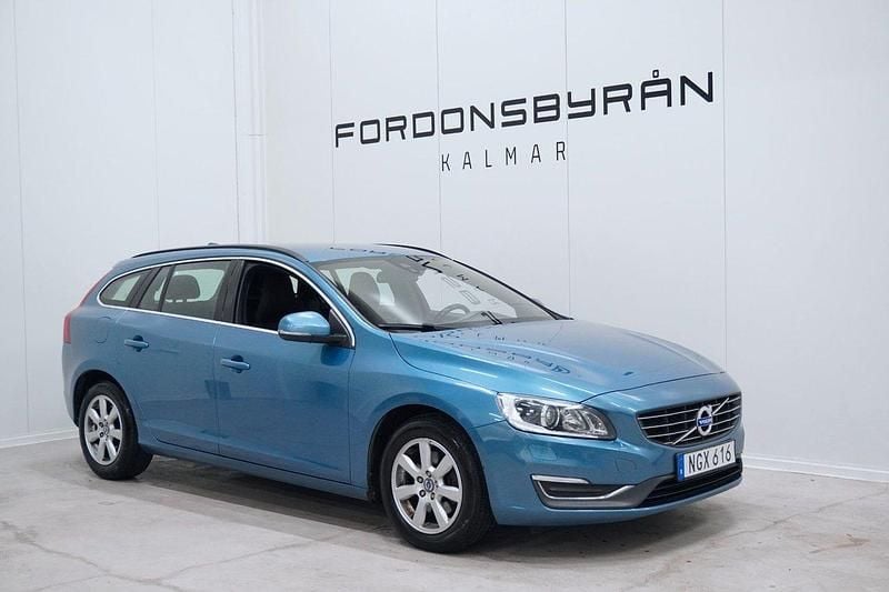 Blå Begagnad 2014 Volvo V60 Momentum Kombi | 124 900 kr (Marknadspris) - Bild 1/4