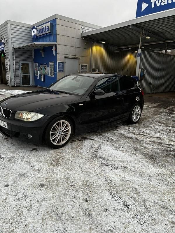 Svart metallic Begagnad 2008 BMW 120 Halvkombi | 48 000 kr (Bra pris) - Bild 1/4