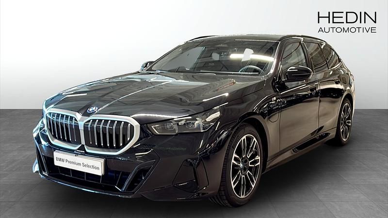 Svart (black) Begagnad 2025 BMW 530e M Sport Kombi | 624 700 kr (Superpris) - Bild 1/4