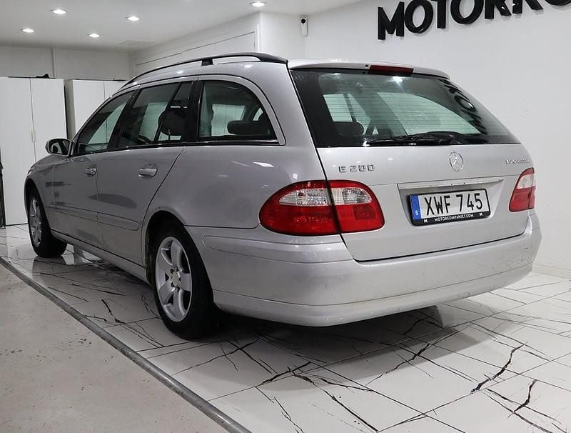 Begagnad Mercedes E200 Classic 163 HK (119 kW) 2005 Silver Kombi