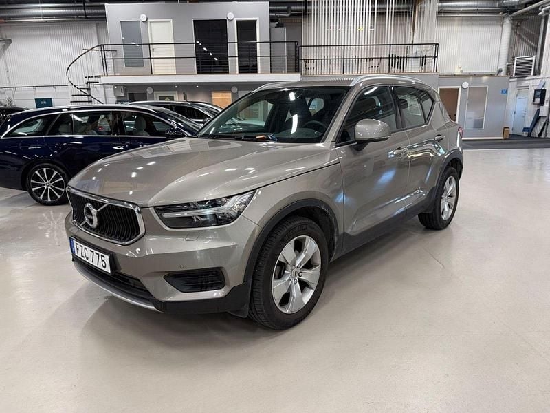Grå Begagnad 2022 Volvo XC40 Momentum SUV | 309 000 kr (Bra pris) - Bild 1/4