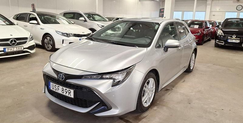Silver Begagnad 2022 Toyota Corolla Hybrid Active Halvkombi | 175 999 kr (Marknadspris) - Bild 1/3