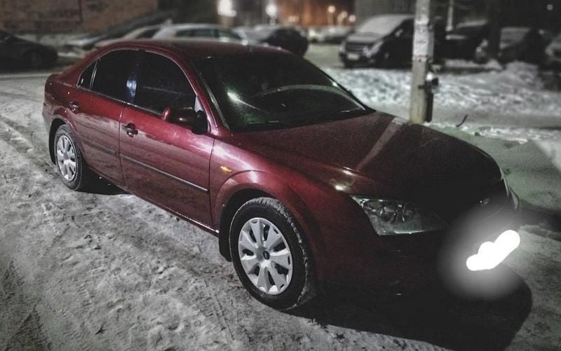 Röd Begagnad 2001 Ford Mondeo Halvkombi | 5 000 kr - Bild 1/1