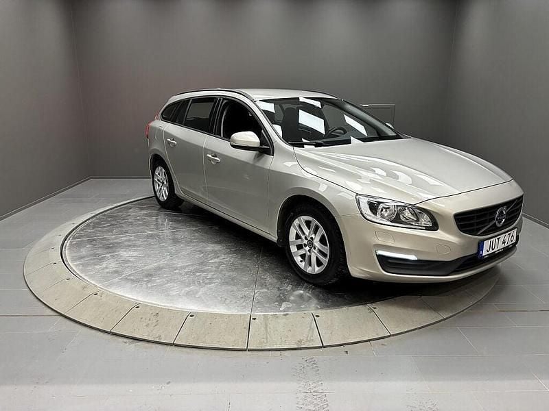 Brun Begagnad 2016 Volvo V60 Kinetic Kombi | 169 000 kr (Marknadspris) - Bild 1/4