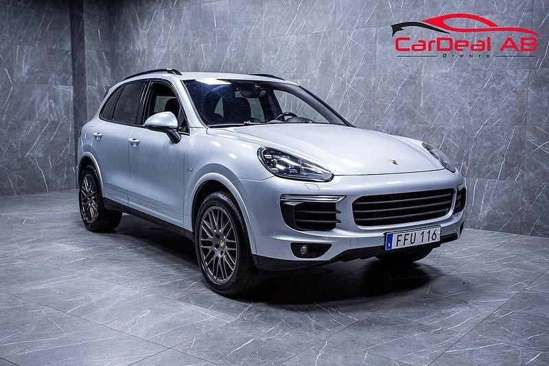 Silver Begagnad 2017 Porsche Cayenne Platinum Edition SUV | 279 800 kr - Bild 1/4