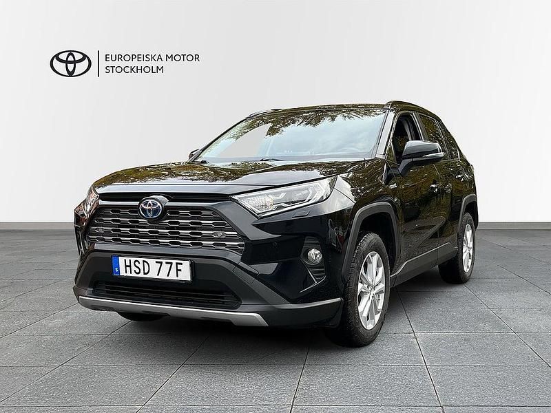 Svart Begagnad 2021 Toyota RAV4 Hybrid Executive SUV | 324 900 kr (Marknadspris) - Bild 1/3