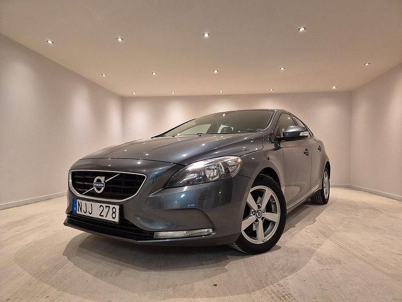 Grå Begagnad 2013 Volvo V40 Kinetic Kombi | 109 900 kr (Marknadspris) - Bild 1/4
