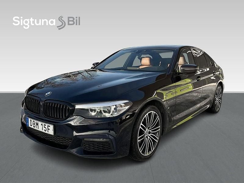 Svart Begagnad 2019 BMW 530e iPerformance Sedan | 279 900 kr (Marknadspris) - Bild 1/3