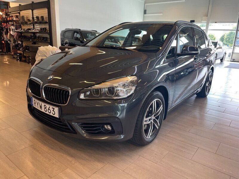 Grå Begagnad 2016 BMW 220 Active Tourer Sport Line Minibuss | 198 000 kr - Bild 1/4