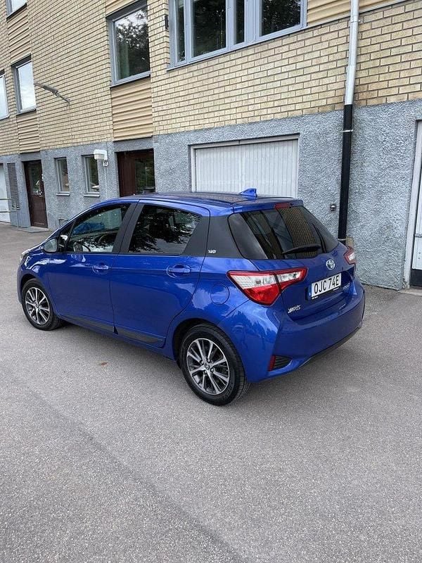 Blå Begagnad 2019 Toyota Yaris Hybrid Halvkombi | 145 000 kr (Marknadspris) - Bild 1/4