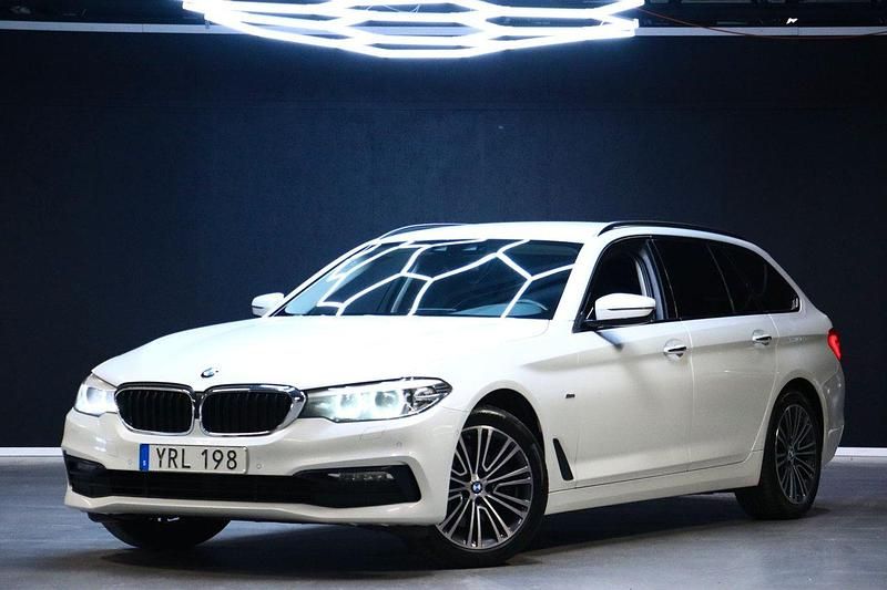 Vit Begagnad 2018 BMW 520 Sport Line Kombi | 219 900 kr (Marknadspris) - Bild 1/4
