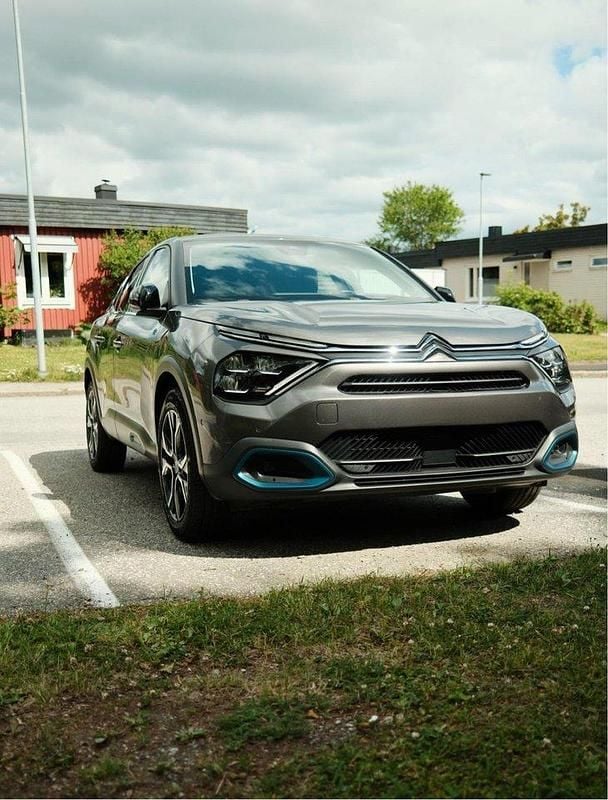 Grå Begagnad 2022 Citroën e-C4 Shine Halvkombi | 209 000 kr (Marknadspris) - Bild 1/4