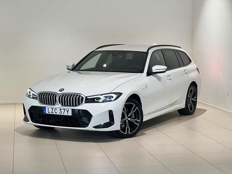 Vit Ny 2025 BMW 330e M Sport Kombi | 599 900 kr (Bra pris) - Bild 1/4