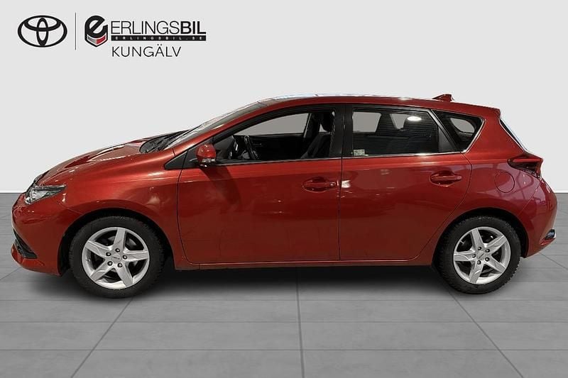 Begagnad Toyota Auris Active 117 HK (86 kW) 2016 Röd Halvkombi