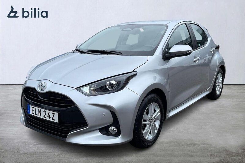Silver Begagnad 2024 Toyota Yaris Hybrid Active Halvkombi | 254 900 kr (Marknadspris) - Bild 1/4