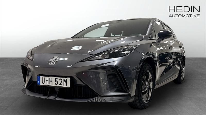 Grå Begagnad 2023 MG MG4 EV Comfort Halvkombi | 244 900 kr (Marknadspris) - Bild 1/4
