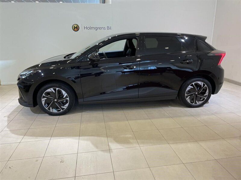 Begagnad MG MG4 EV Luxury 150 kW (204 HK) 2023 Svart Halvkombi