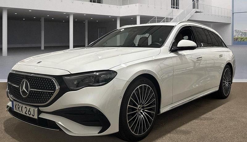 Vit Begagnad 2024 Mercedes E300 AMG Kombi | 648 000 kr (Superpris) - Bild 1/4