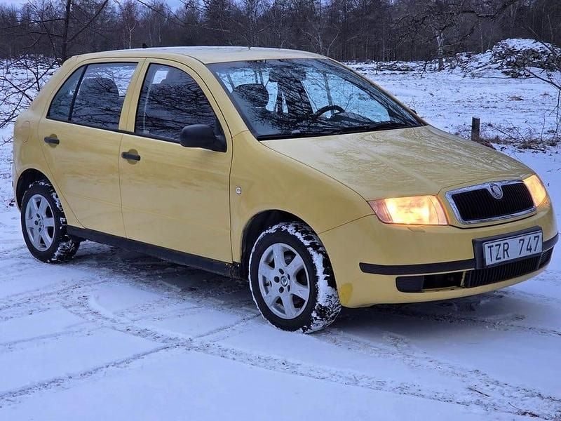 Gul Begagnad 2003 Skoda Fabia | 14 800 kr (Marknadspris) - Bild 1/4