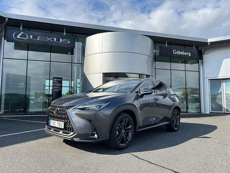 Grå Begagnad 2025 Lexus NX450h+ Executive Line SUV | 629 000 kr (Marknadspris) - Bild 1/4