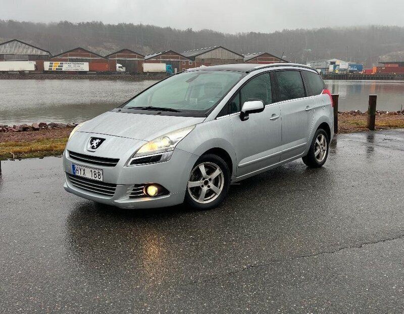 Grå Begagnad 2012 Peugeot 5008 Minibuss | 79 000 kr (Marknadspris) - Bild 1/4
