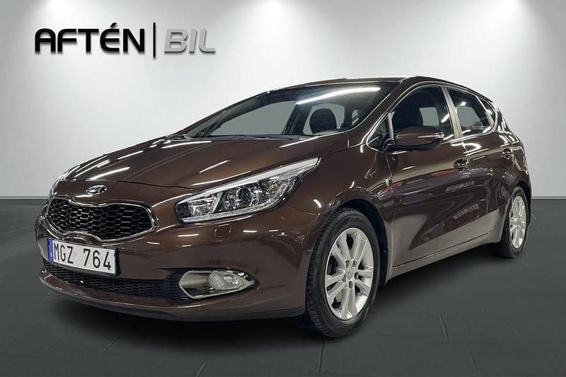 Brun Begagnad 2012 Kia Ceed Halvkombi | 114 800 kr (Dyr) - Bild 1/3