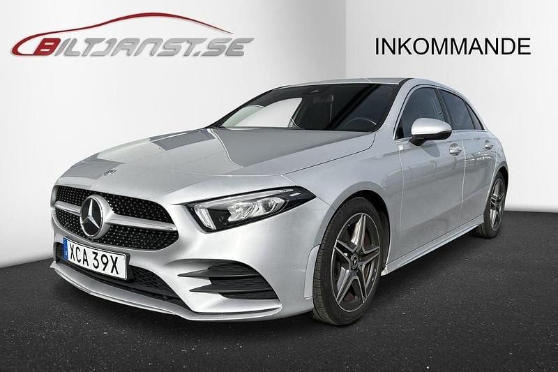 Silver Begagnad 2020 Mercedes A180 Sport Halvkombi | 239 900 kr (Marknadspris) - Bild 1/4