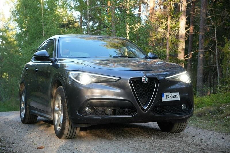 Grå Begagnad 2017 Alfa Romeo Stelvio Super SUV | 225 000 kr (Dyr) - Bild 1/4