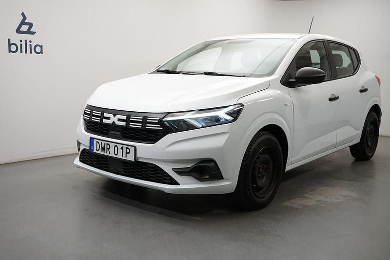 Vit Begagnad 2023 Dacia Sandero Essentiel Halvkombi | 144 900 kr (Marknadspris) - Bild 1/4