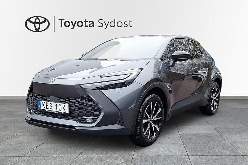 Grå Ny 2025 Toyota C-HR Style SUV | 409 800 kr (Marknadspris) - Bild 1/4