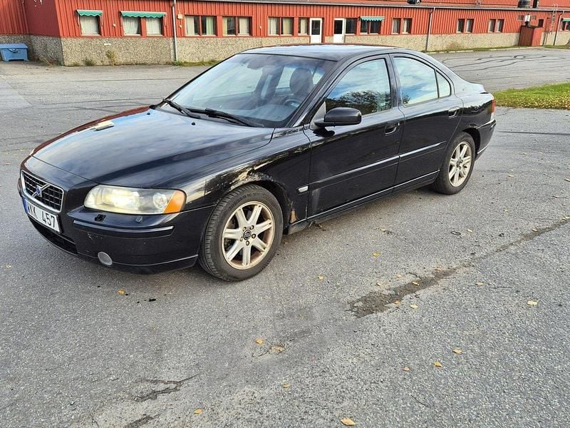 Svart Begagnad 2005 Volvo S60 Momentum Sedan | 23 000 kr (Marknadspris) - Bild 1/4