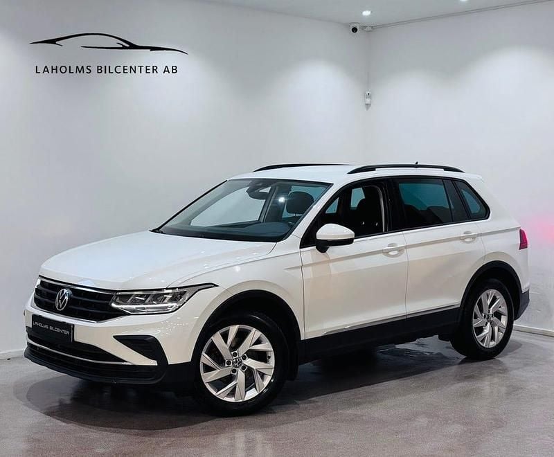 Vit Begagnad 2021 VW Tiguan SUV | 239 900 kr (Bra pris) - Bild 1/4
