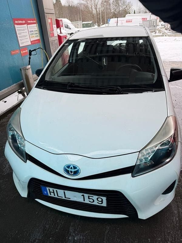 Begagnad 2012 Toyota Yaris Hybrid | 99 000 kr (Superpris) - Bild 1/4