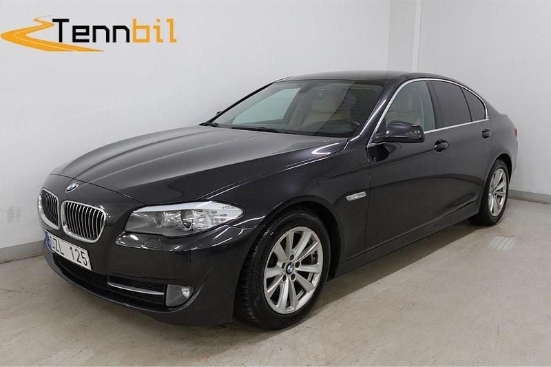 Grå Begagnad 2013 BMW 530 Sedan | 144 900 kr (Superpris) - Bild 1/4