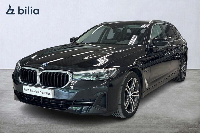 Svart (safirsvart metallic) Begagnad 2022 BMW 530e Kombi | 359 900 kr (Superpris) - Bild 1/4