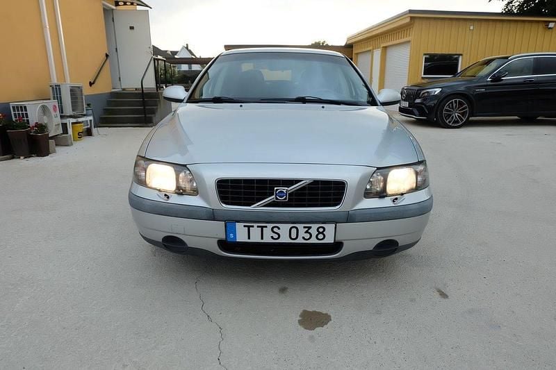 Ljusgrå (grå) Begagnad 2003 Volvo S60 Sedan | 32 900 kr (Marknadspris) - Bild 1/4