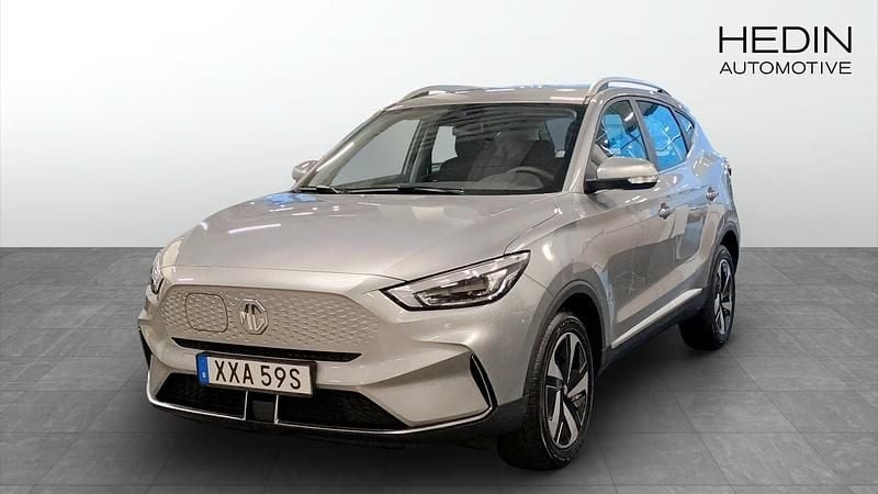 Grå (grey) Begagnad 2023 MG ZS Comfort Sedan | 309 900 kr (Dyr) - Bild 1/4