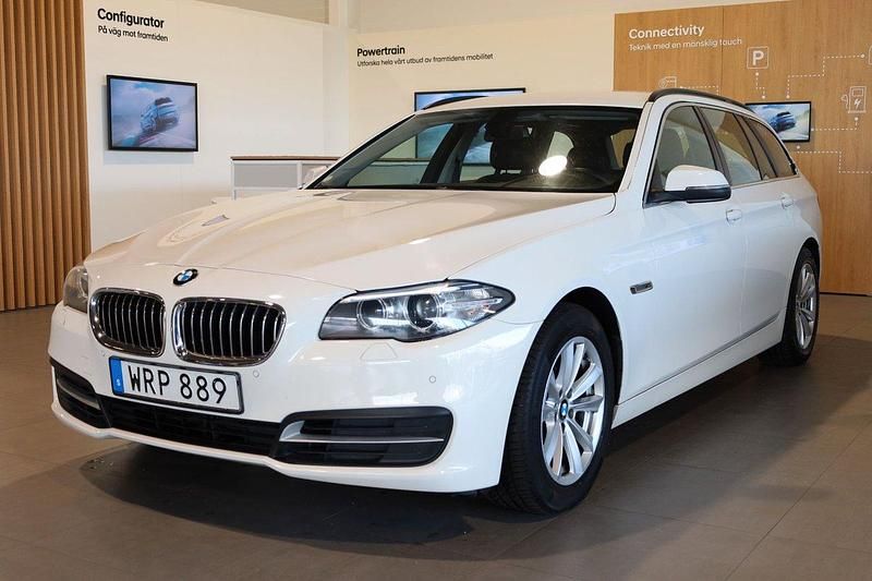 Vit Begagnad 2015 BMW 520 Kombi | 169 900 kr (Marknadspris) - Bild 1/3