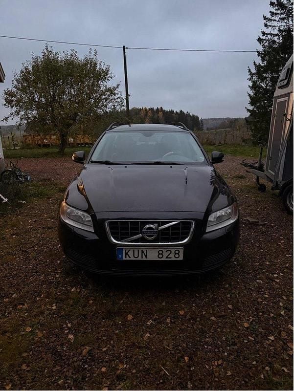 Svart Begagnad 2011 Volvo V70 Kinetic Kombi | 35 000 kr (Superpris) - Bild 1/4