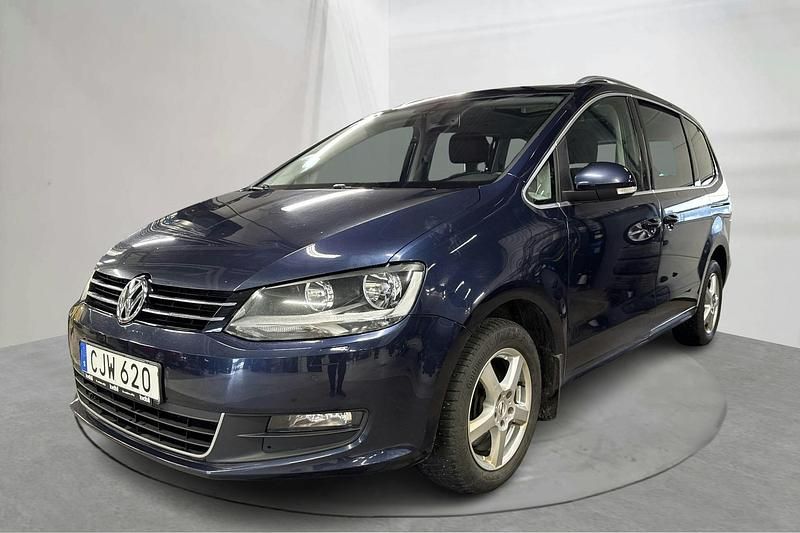 Mörkblå Begagnad 2013 VW Sharan Minibuss | 107 500 kr (Marknadspris) - Bild 1/4