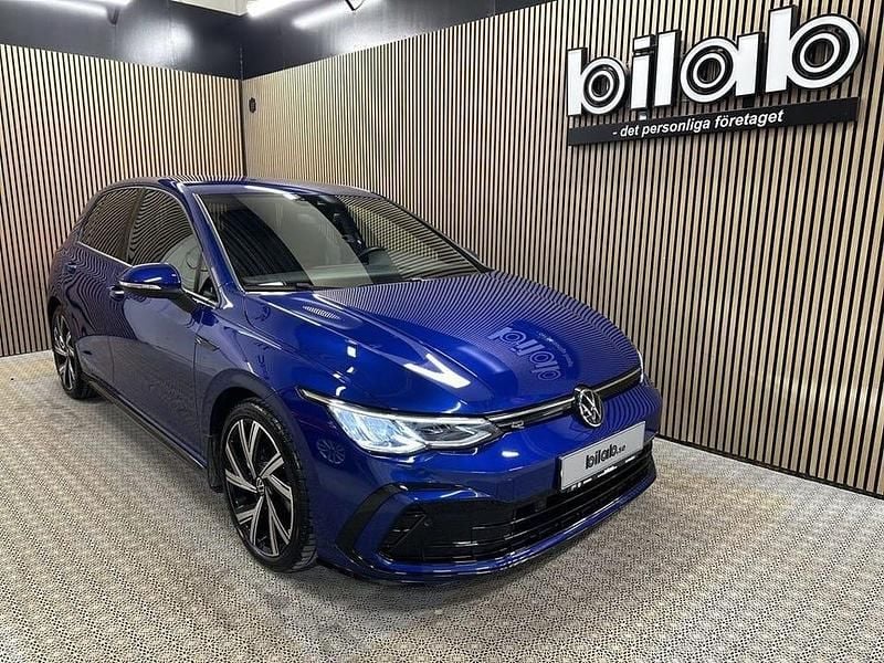 Mörkblå Begagnad 2023 VW Golf VIII R-line Halvkombi | 319 000 kr (Lite dyr) - Bild 1/4