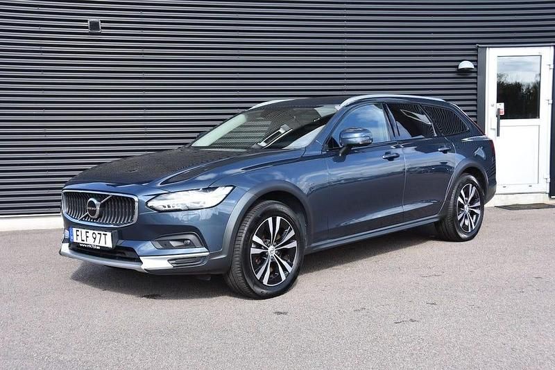 Mörkblå Begagnad 2020 Volvo V90 CC Momentum Kombi | 389 900 kr (Marknadspris) - Bild 1/4