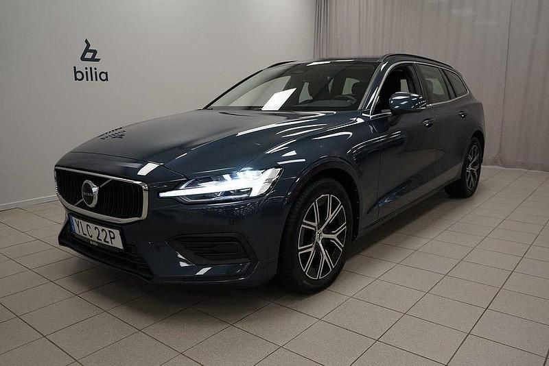 Mörkblå Begagnad 2023 Volvo V60 Core Kombi | 309 900 kr (Bra pris) - Bild 1/3